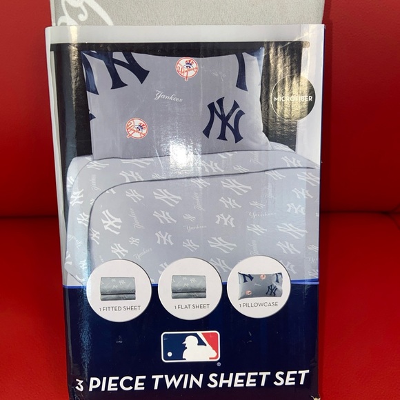 NEW NY Yankees Twin Sheet Set - 3 Pieces - Fr Yankee Clubhouse MLB - Picture 2 of 3